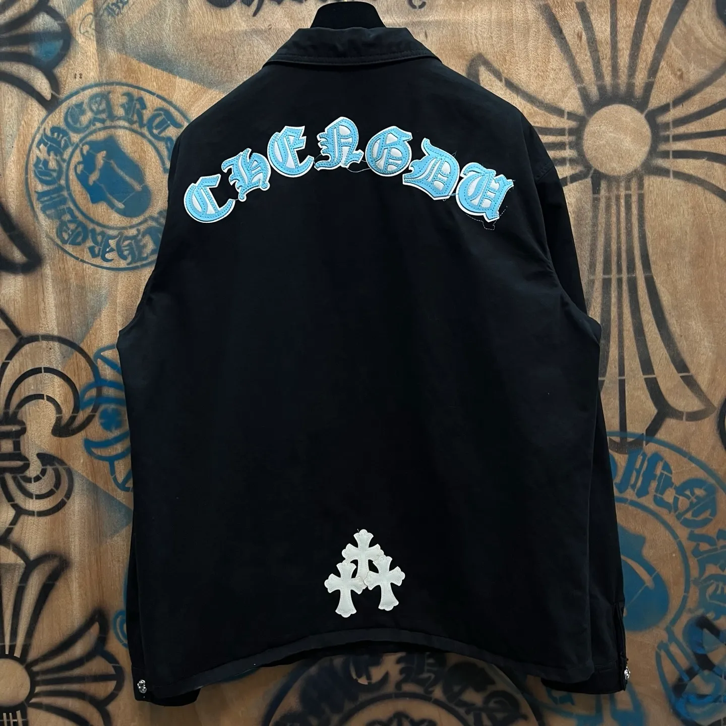P610 Wang Zha has a new one! Heavy 15.5oz! Kill all market versions instantly! The price has bottomed out. Chrome Hearts Haute Couture Chrome Hearts patchwork leather denim jacket. The choice of high-grade twill denim custom-made fabrics is very important. It distinguishes the low version and wrong version of all pure black denim fabrics on the market. The cross patchwork leather is all imitation lambskin. All dyeing is completely restored without color difference. The inner leather label is first-layer calfskin. All hardware is 925 silver plated. It distinguishes all versions on the market. There is no better casual comparison in the market. Same style for men and women S-XL